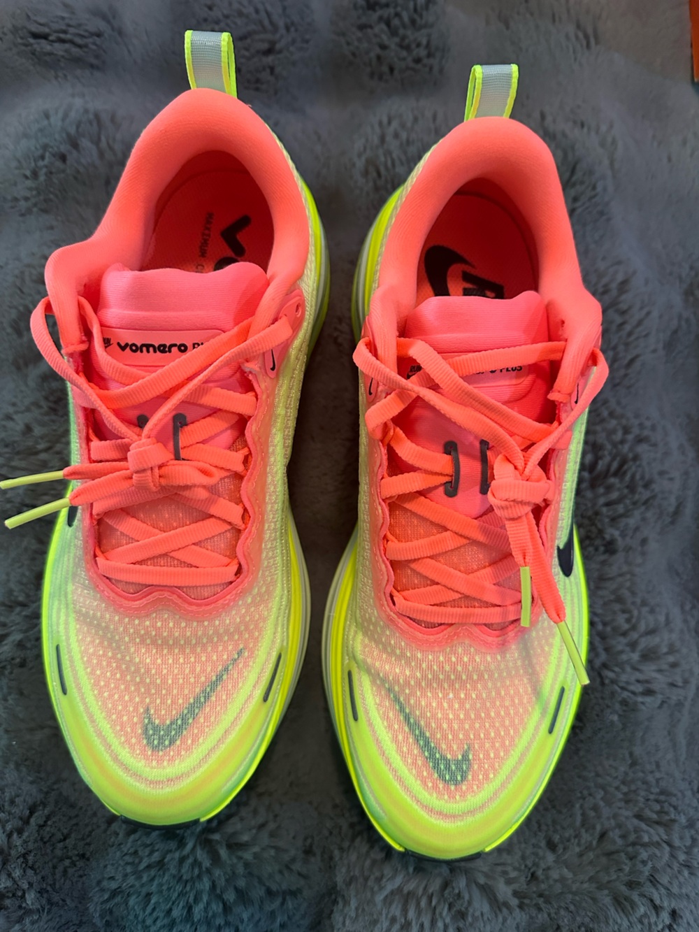 New Nike VOMERO PLUS Mango
Road Running, Walking - Picture 4 of 8